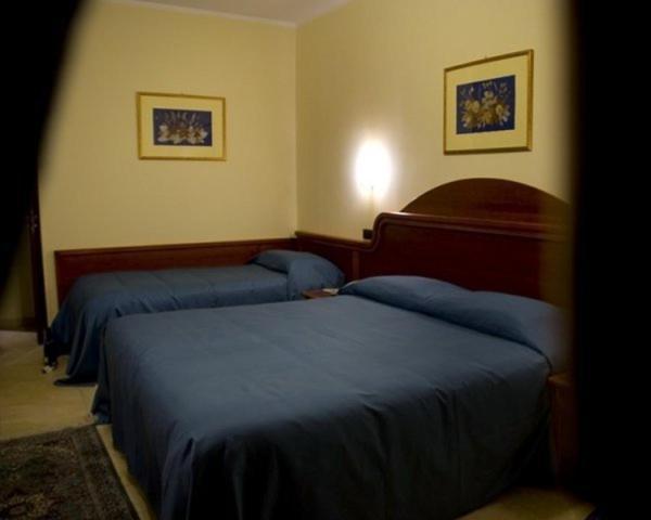 Hotel Duca Di Calabria Серра-Сан-Бруно Екстер'єр фото