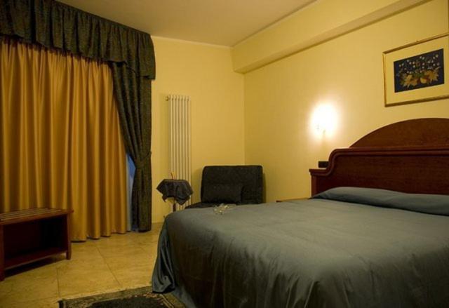 Hotel Duca Di Calabria Серра-Сан-Бруно Екстер'єр фото