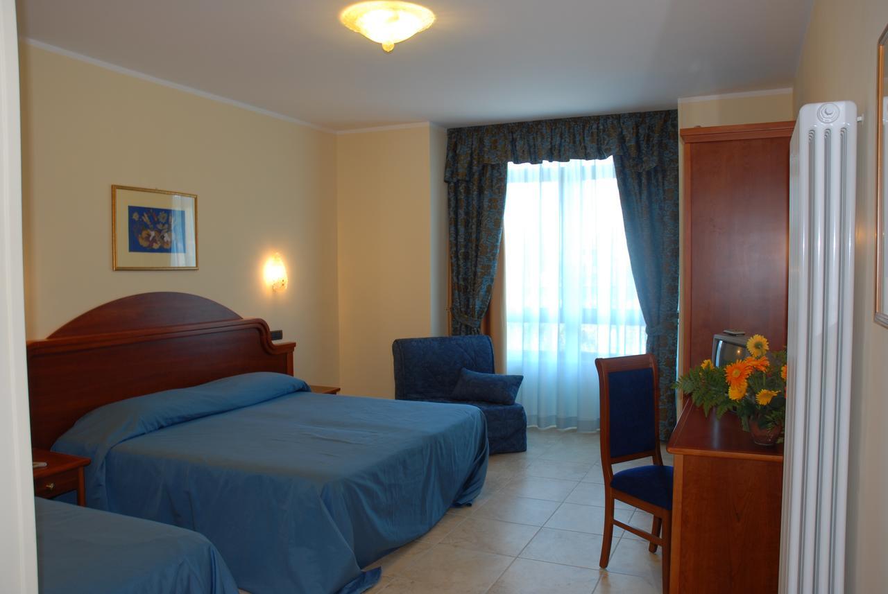 Hotel Duca Di Calabria Серра-Сан-Бруно Екстер'єр фото