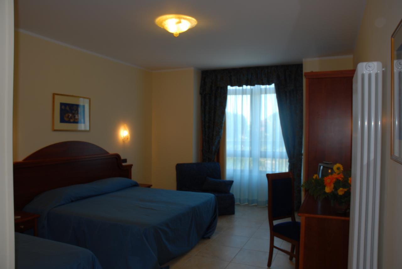 Hotel Duca Di Calabria Серра-Сан-Бруно Екстер'єр фото